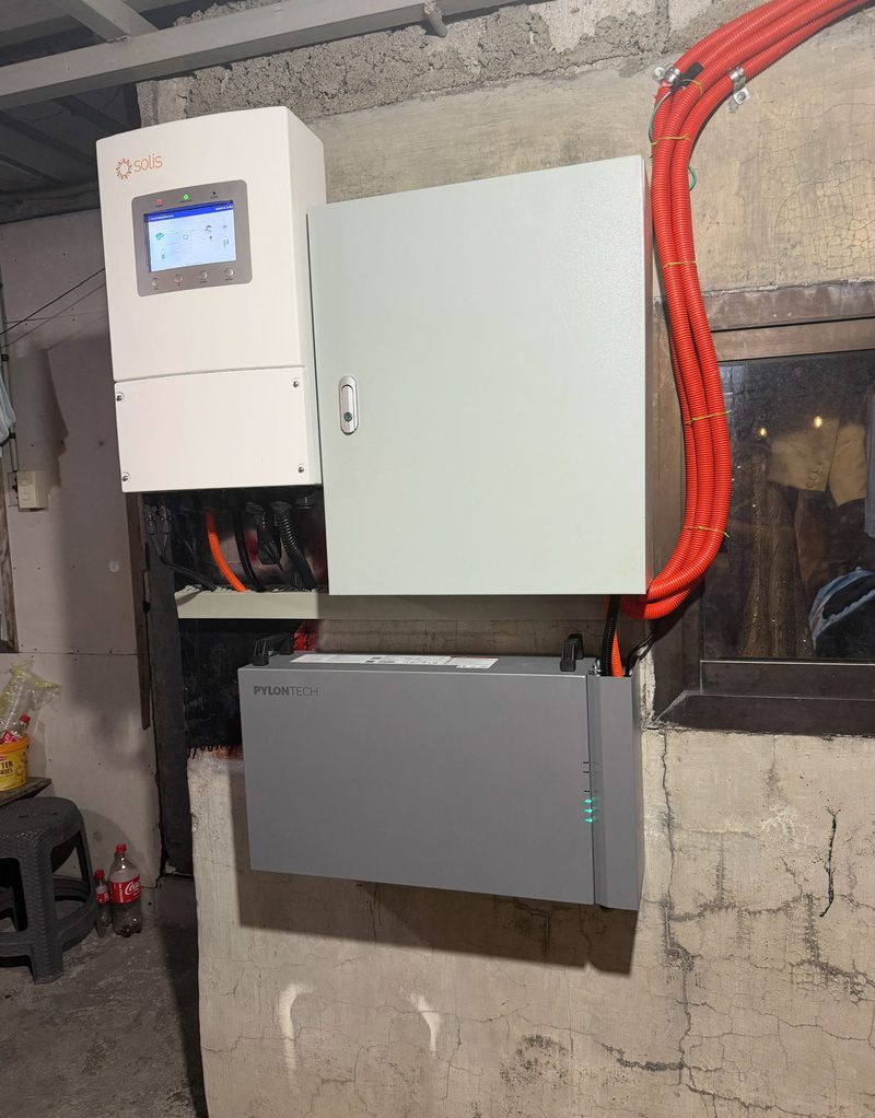 Inverter screen lit, protection box closed, battery status lights on, after commissioning.